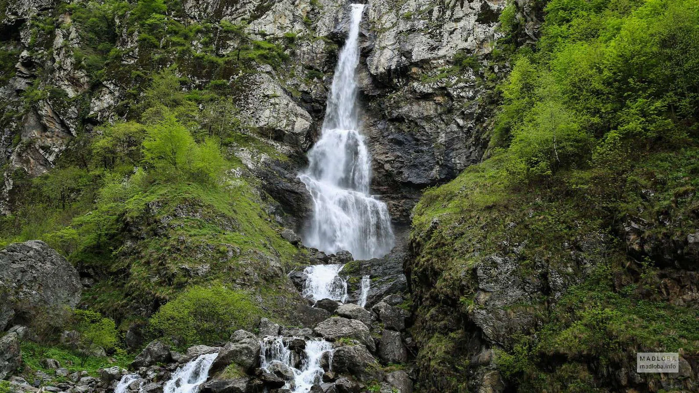 Величественный Водопад Хадори