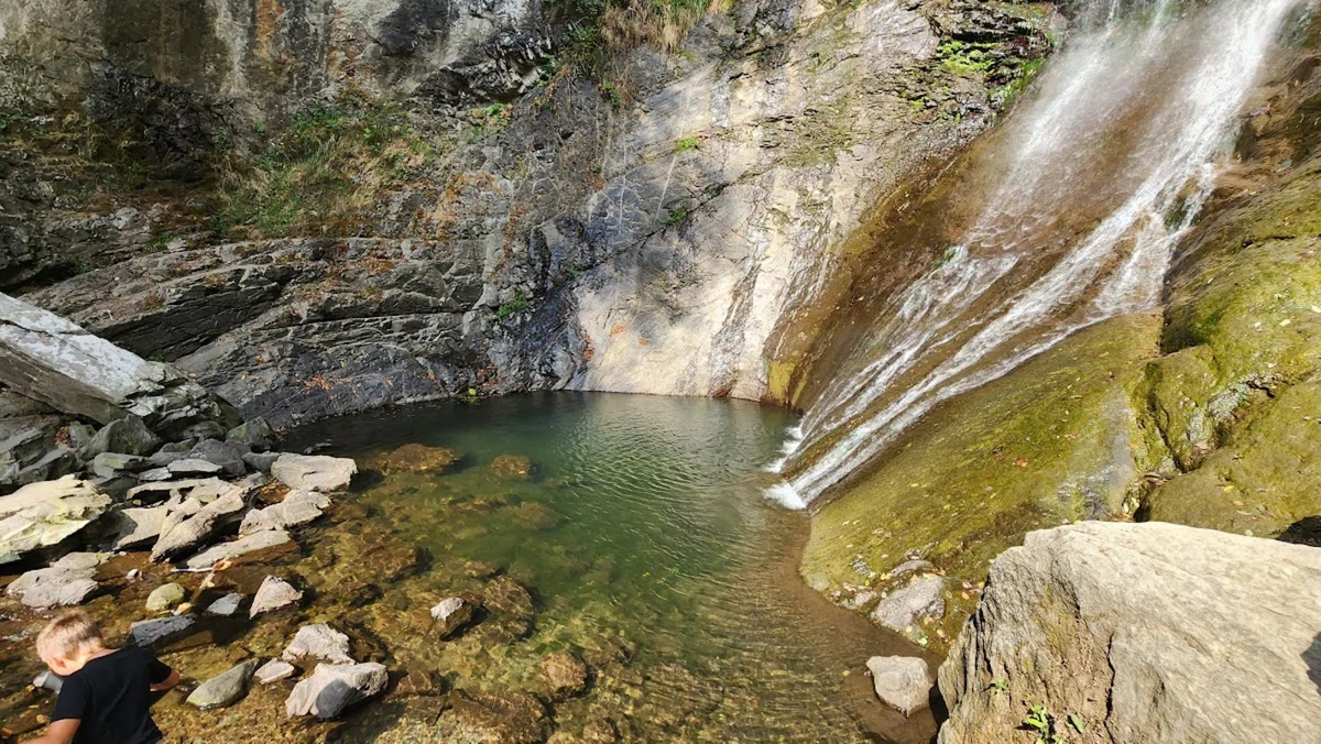 Водопад Махунцети.jpg