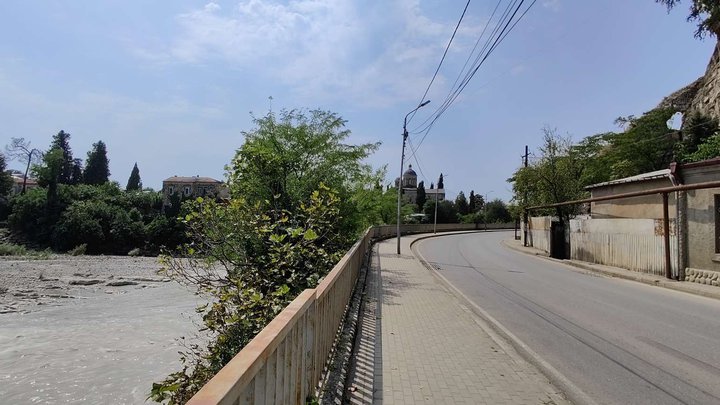ჩანჩქერი და გაზაფხული (დავით და კონსტანტინე მხეიძეების ქ.)