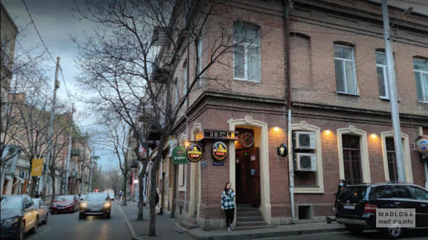 Здание ирландского паба Колеса