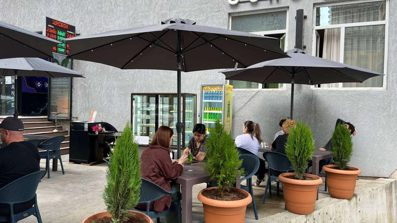 Уличные столики в кафе Wasabi.Batumi