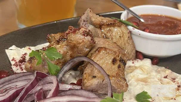 Подача шашлыка с соусом