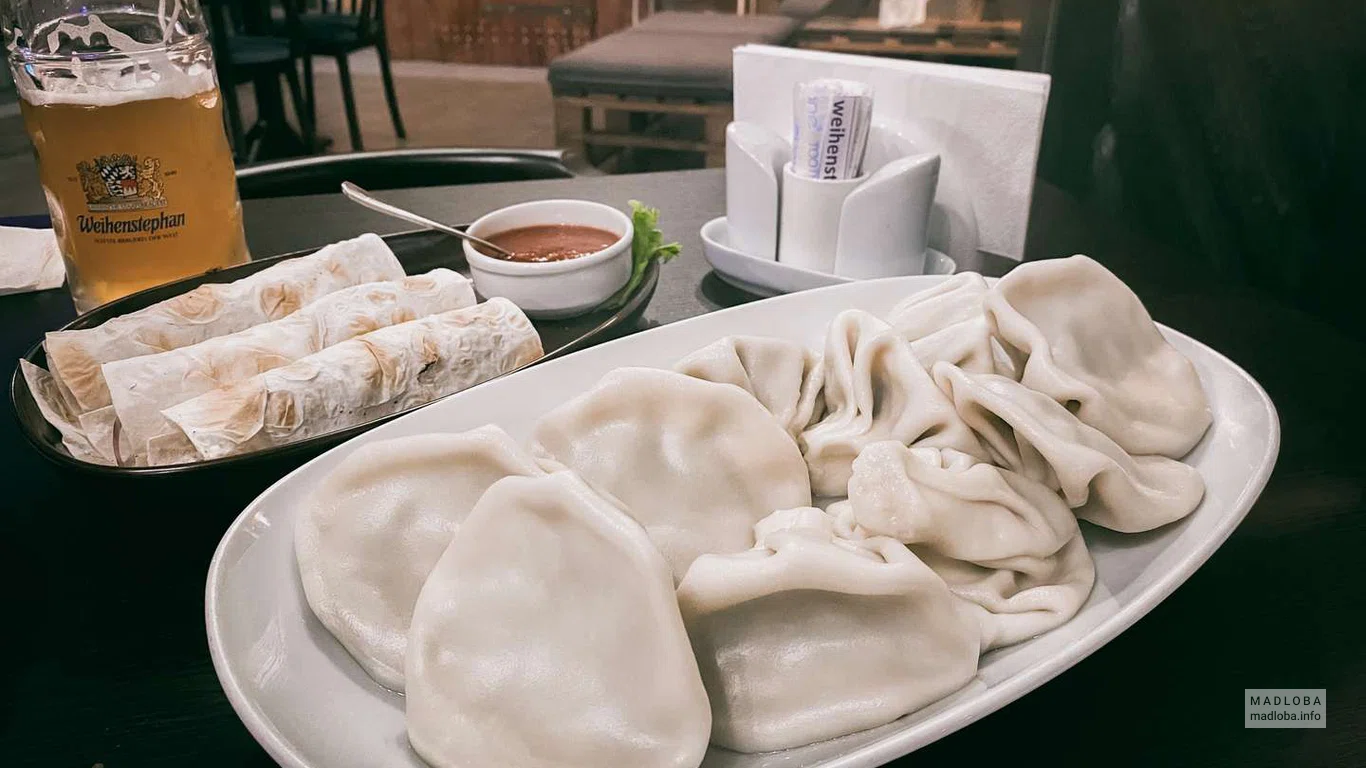 Хинкали и мяса в лаваше