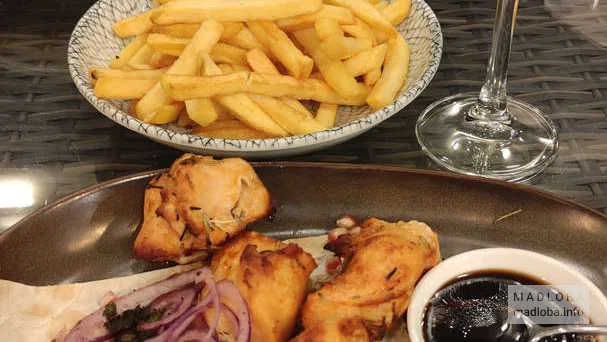 Подача мяса с картофелем фри
