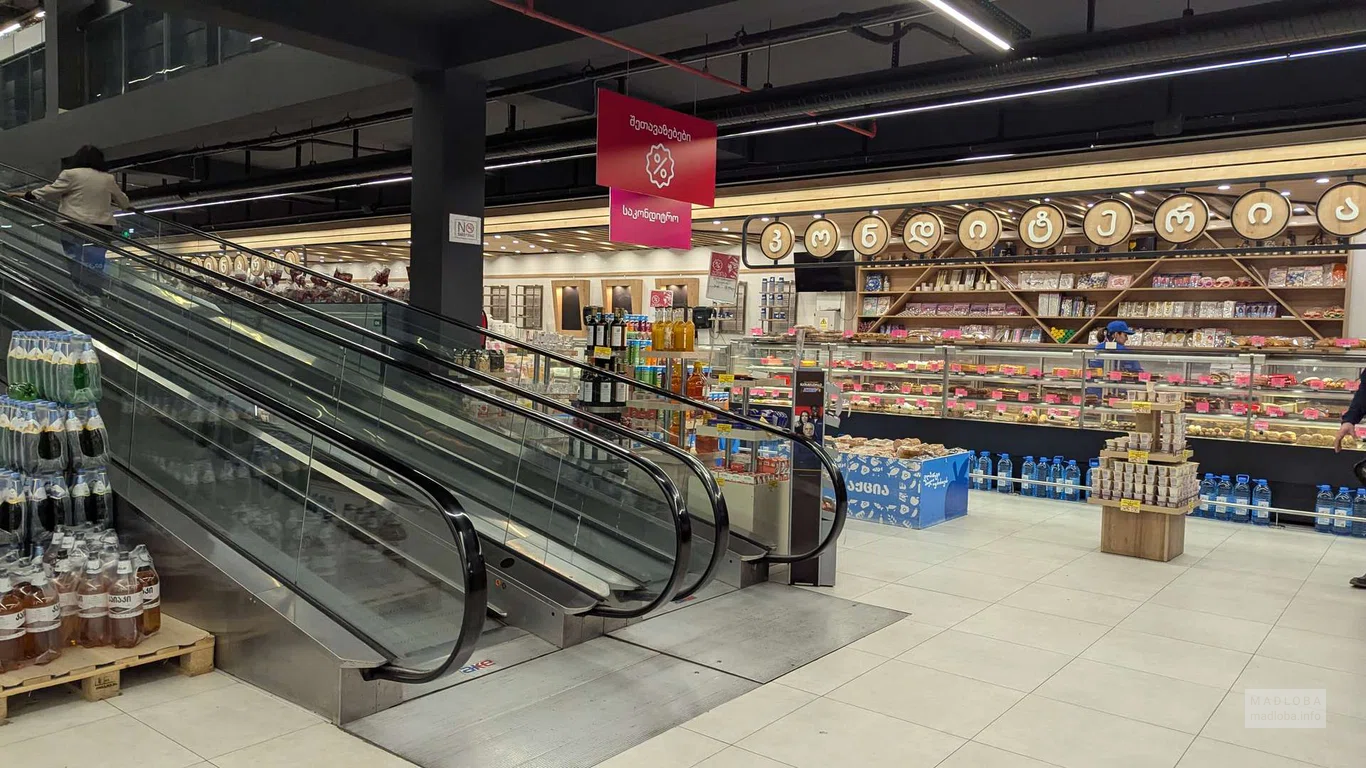 Эскалатор в супермаркете Willmart