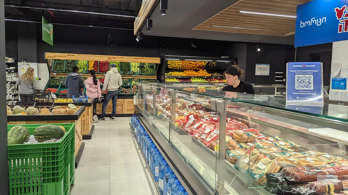 Отдел с овощами и фруктами в супермаркете Willmart