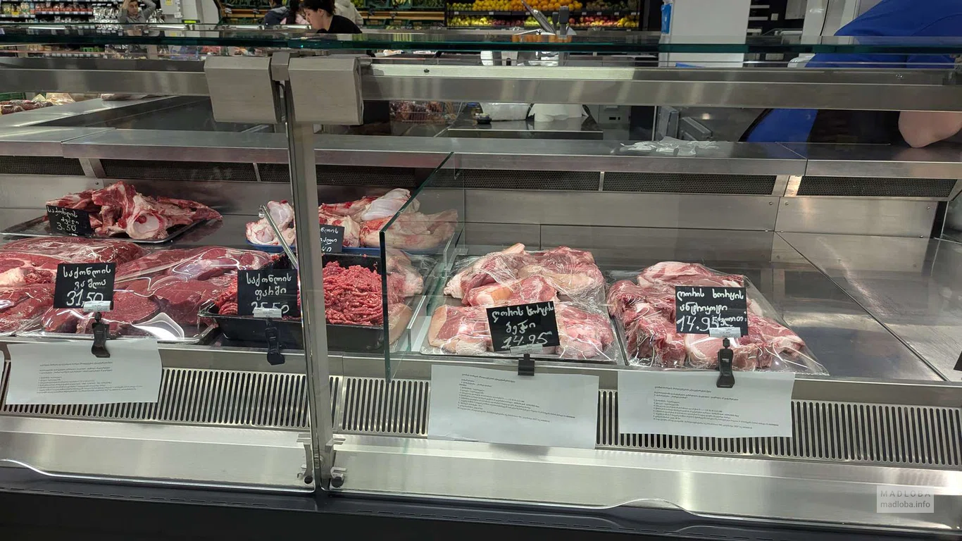Свежее охлажденное мясо и фарш в супермаркете Willmart