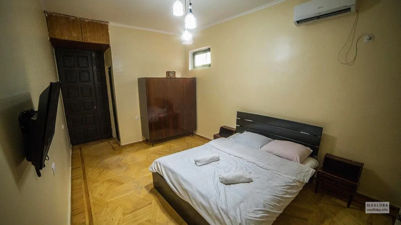 Кровать в номере гостиницы Wine House2
