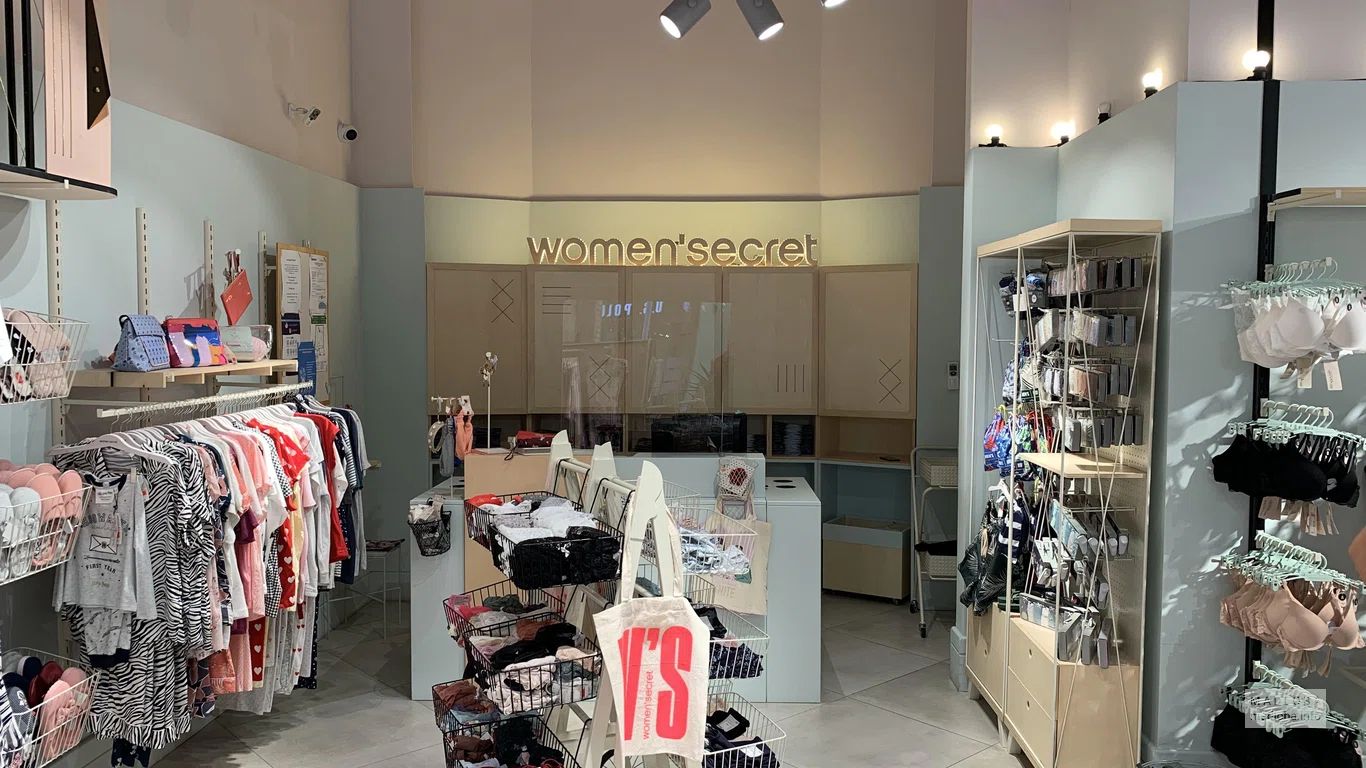 Торговые ряды с одеждой Women secret