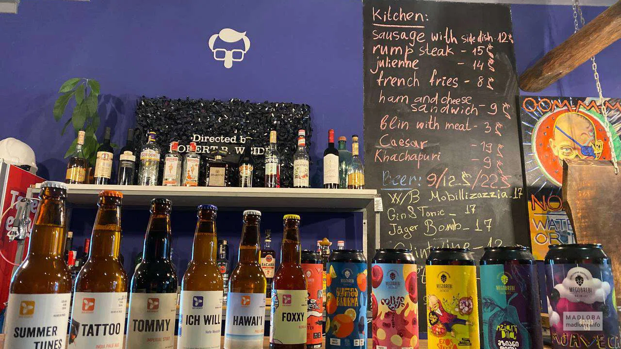Ассортимент напитков в баре Woody Bar