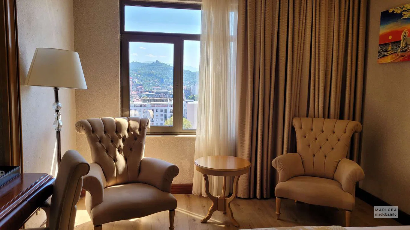 Уютные кресла в номере Wyndham Batumi