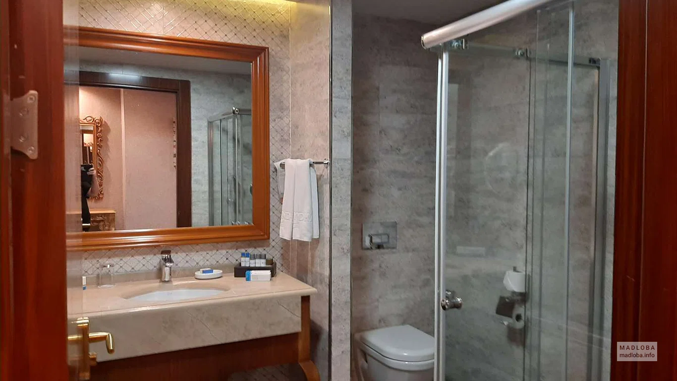 Зеркало в ванной комнате в Wyndham Batumi