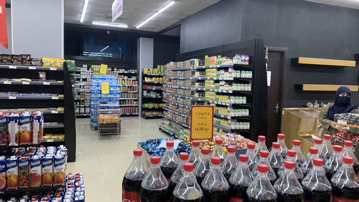 Yalcin Market (Pirosmani str. 16)
