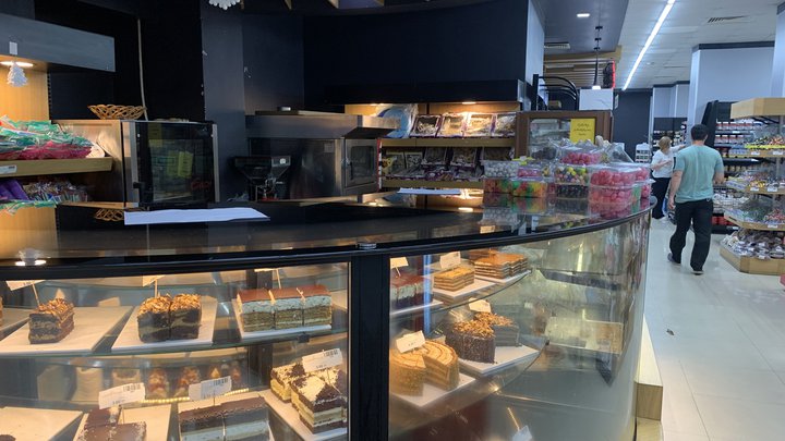Yalcin Market (Pirosmani str. 16)