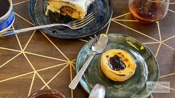 Подача чая с десертом в Ymuri ceramic&coffee