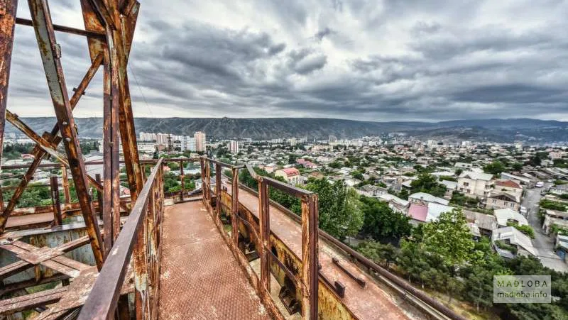 მიტოვებული საბაგირო გზის სადგური სამგორის მეტროსადგურთან ახლოს