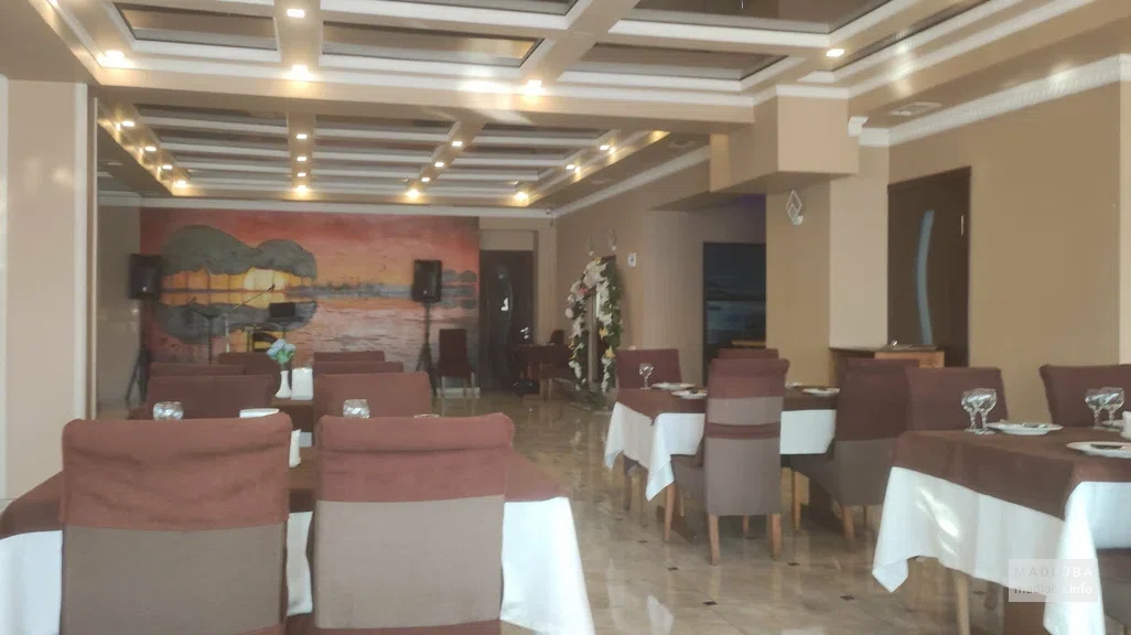 Столики в зале ресторана