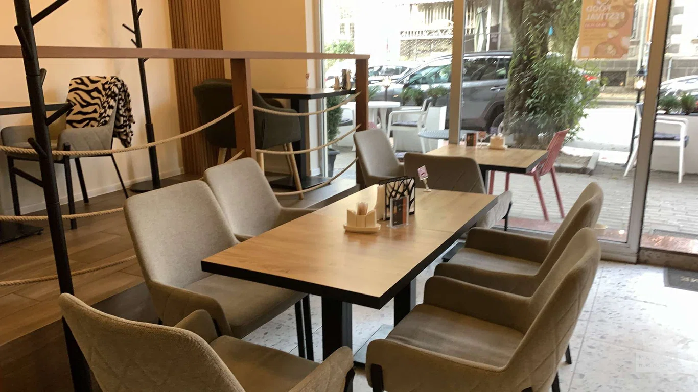 Столики в Zebra Cafe