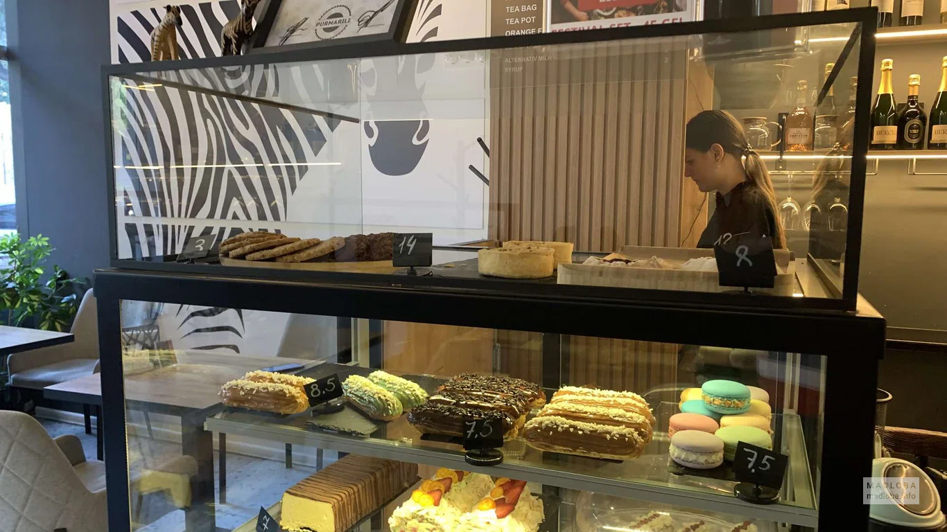 Аппетитные десерты в Zebra Cafe