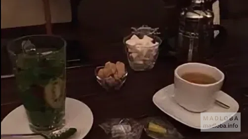 Засервированный столик в Kalyan Lounge