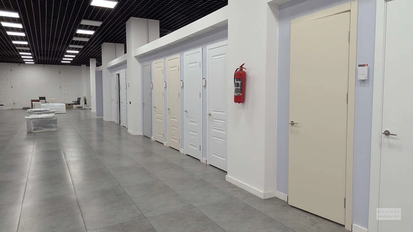 зал с дверьми в магазине строительных товаров "Zodi" в Батуми