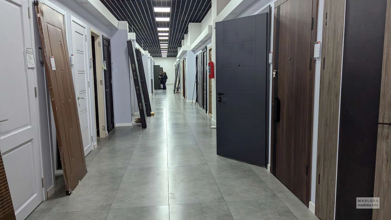 большой выбор дверей в магазине строительных товаров "Zodi" в Батуми