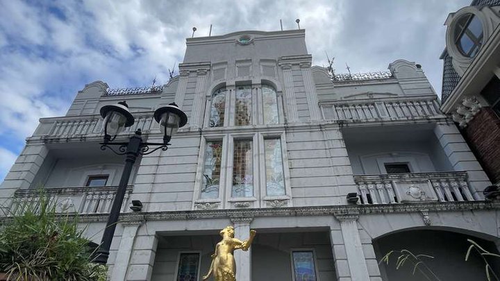 ქანდაკება "ოქროს ქალი"