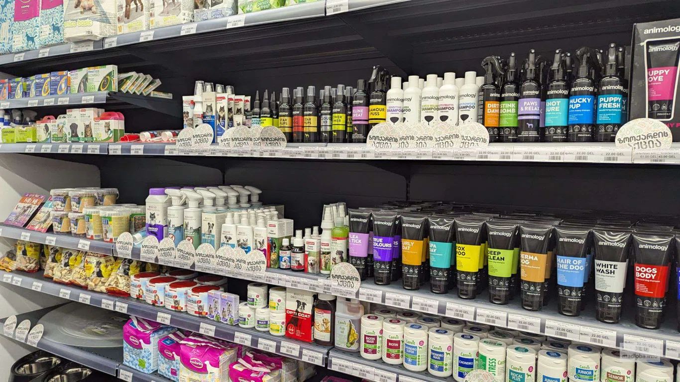 средства по уходу за животными в магазине Zoomart в Carrefour Батуми