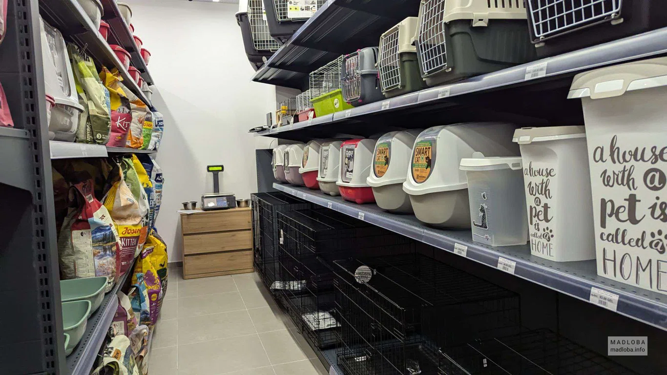 клетки и переноски для животных в магазине Zoomart в Carrefour Батуми