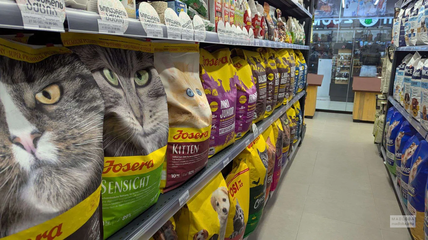 ассортимент кормов в магазине Zoomart в Carrefour Батуми