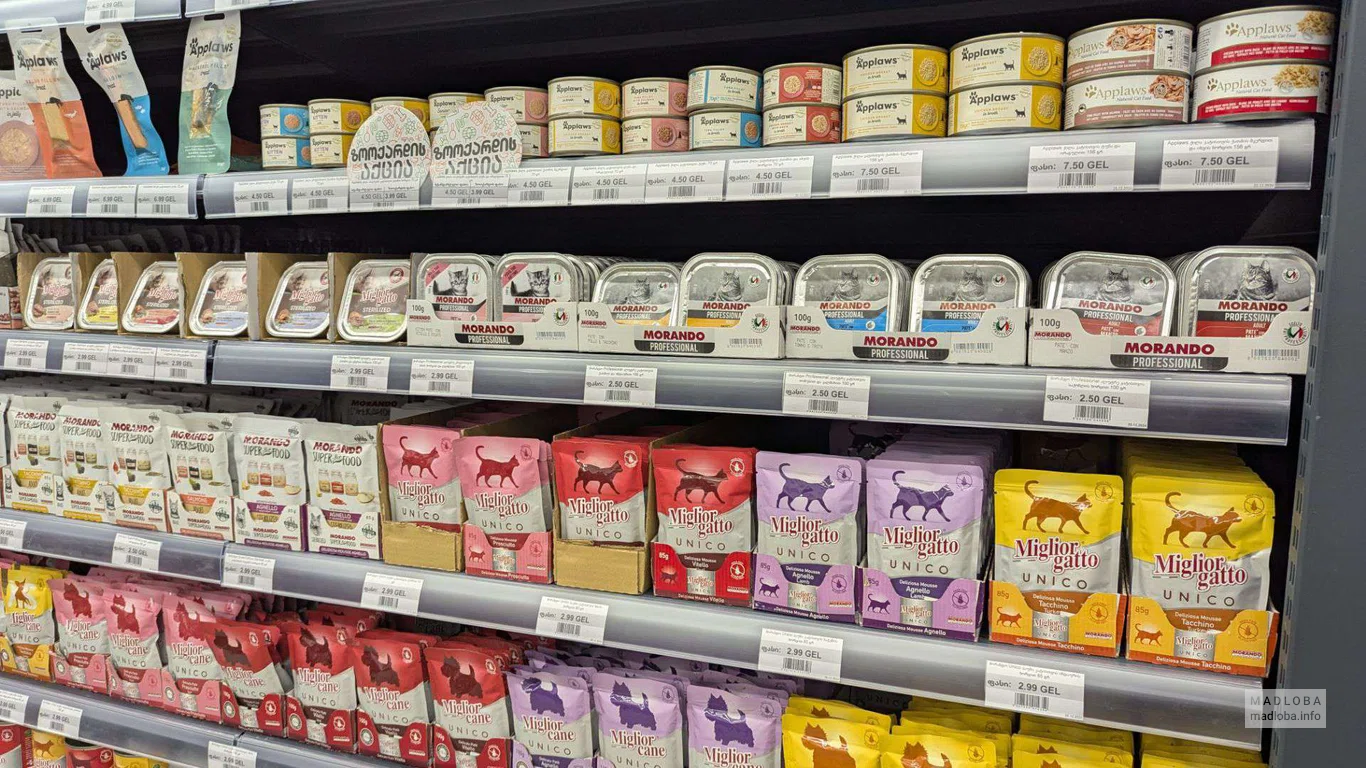 большой выбор кормов для животных в магазине Zoomart в Carrefour Батуми