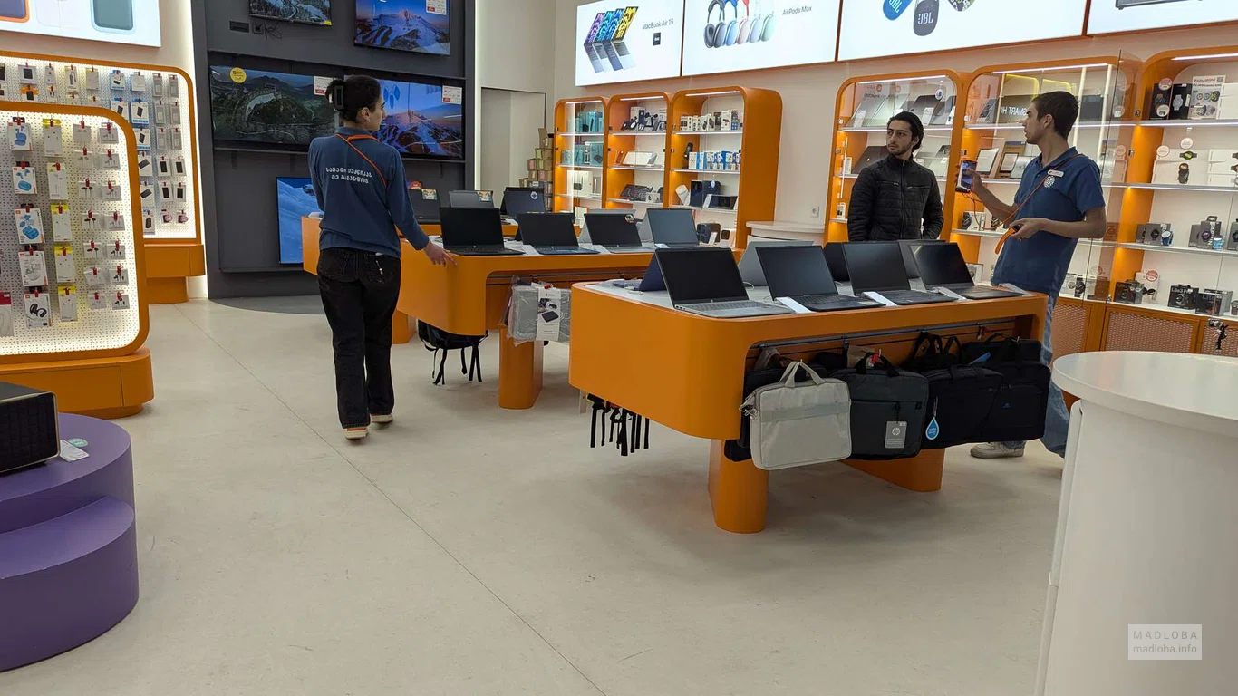 ноутбуки в магазине электроники Zoommer в торговом центре Black Sea Mall