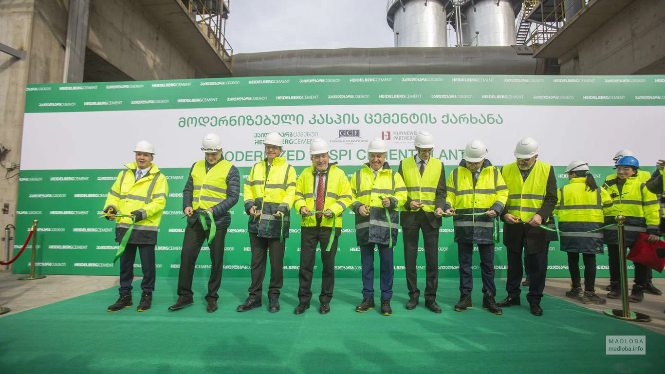 Производитель различных марок цемента "Heidelberg Cement Georgia" рабочие