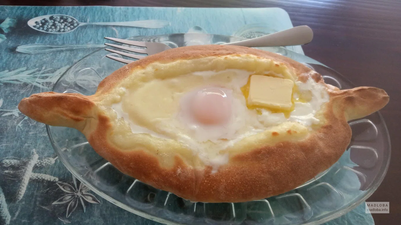 Хачапури по-аджарски в кафе Adjarian Khachapuri