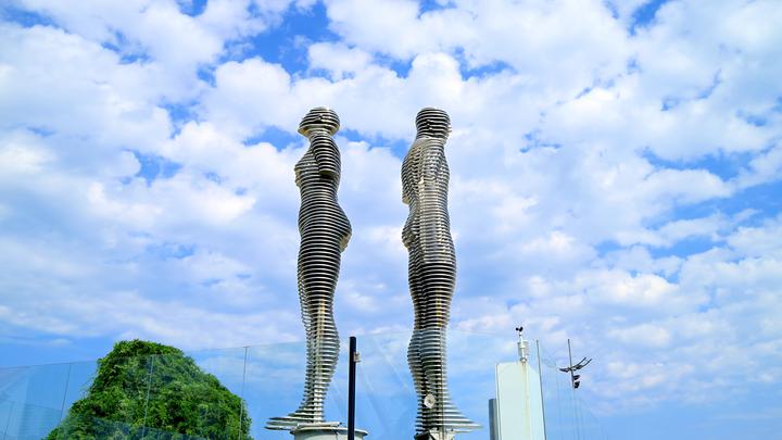 Sculpture of Ali and Nino in Batumi: real history and fiction