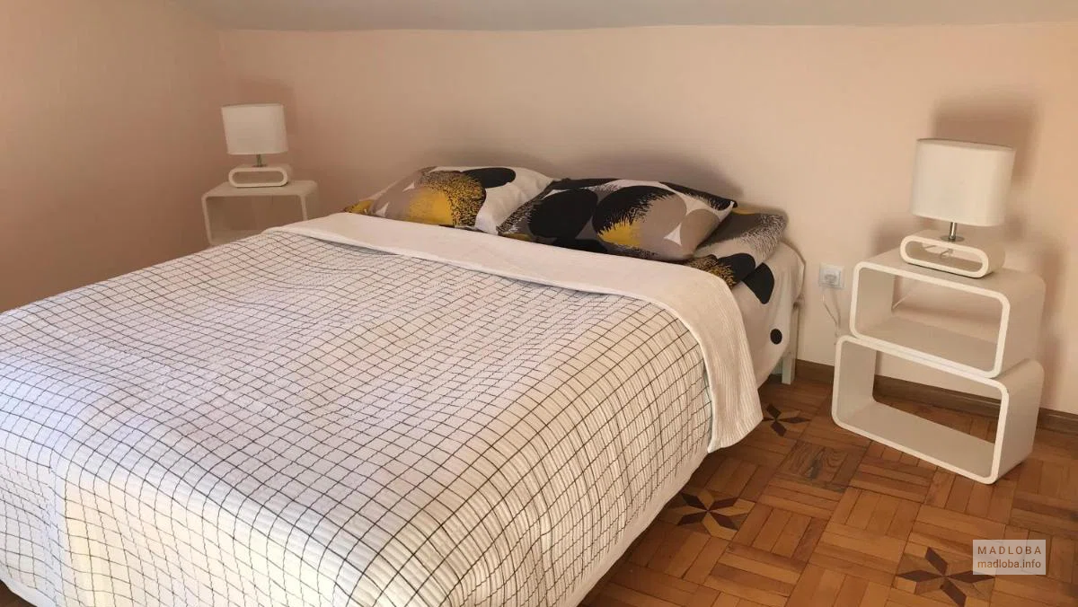 Кровать в апартаментах на Ботаникури