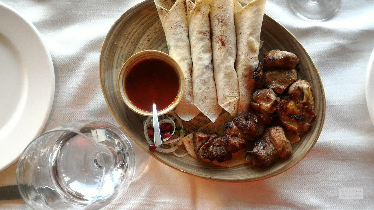 Мясо в лаваше в меню ресторана