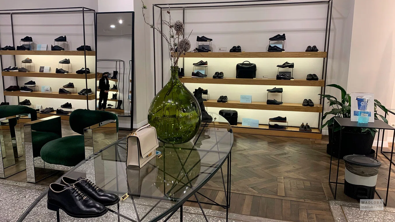 Стеллажи с обувью в магазине Атриум