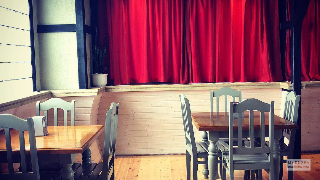 Столики в зале Taverna Balagan