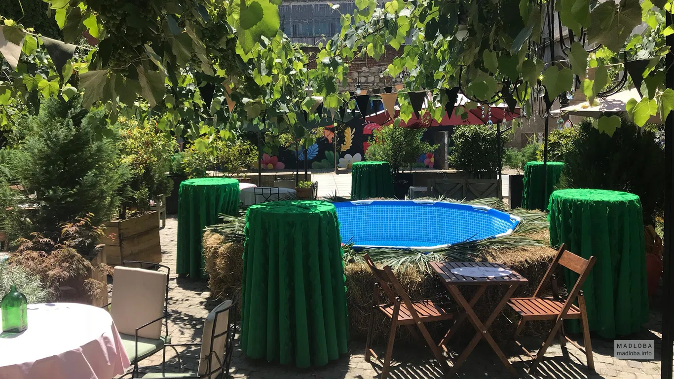 Столики у пруда в Bar-restaurant Papavero