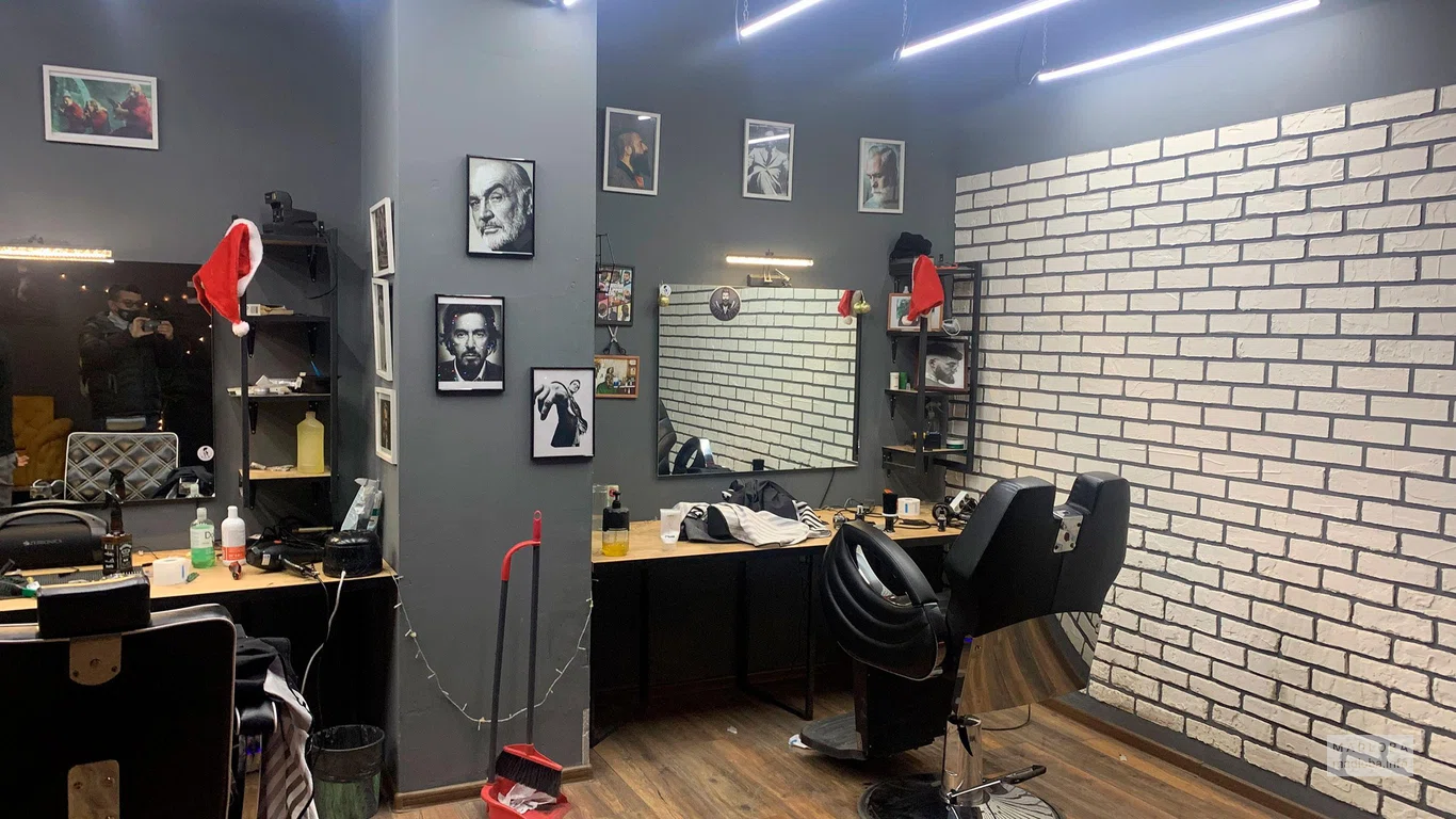 Оборудованные места мастеров в Clippers Barbershop