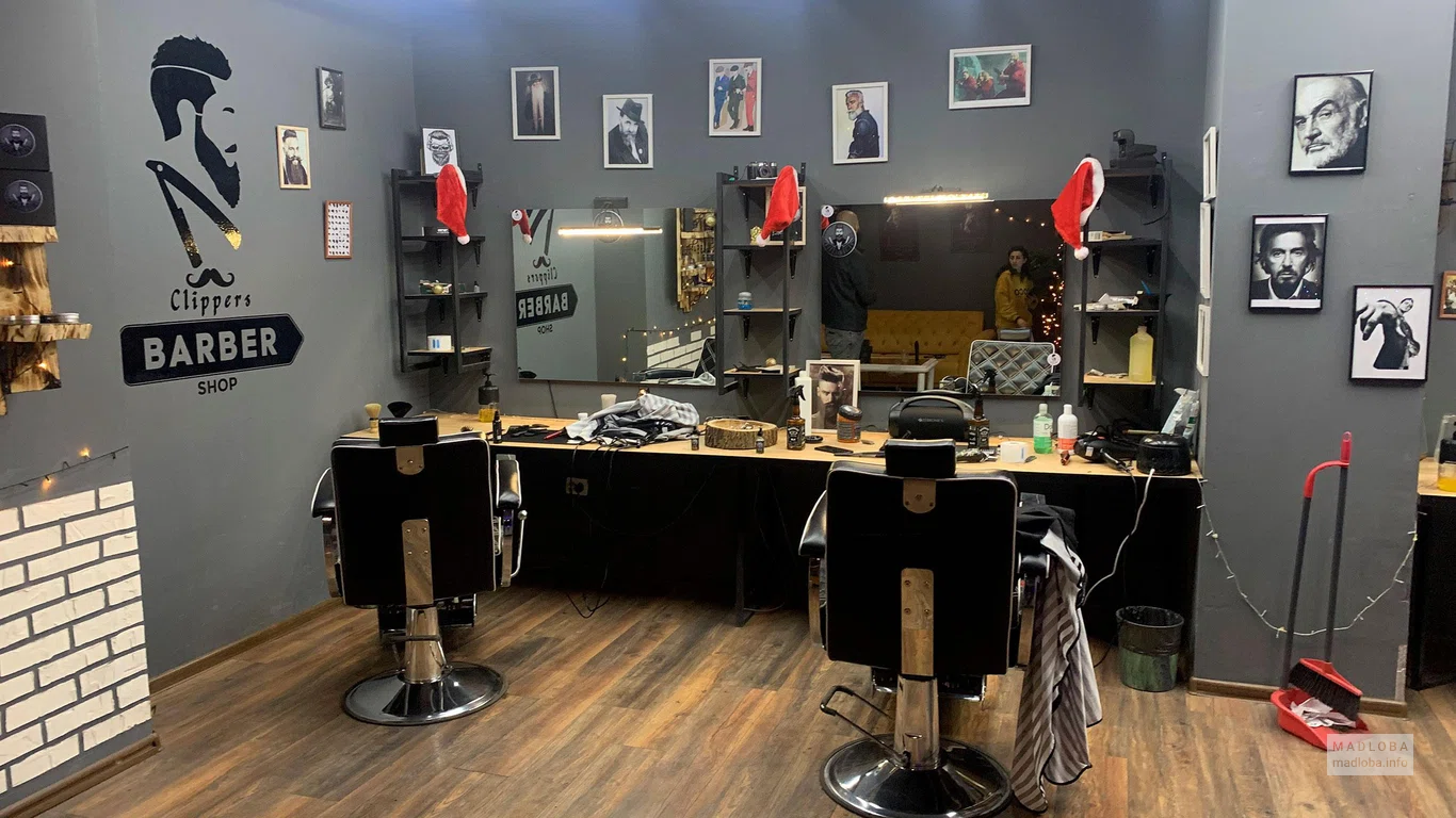 Рабочие зоны мастеров в Clippers Barbershop