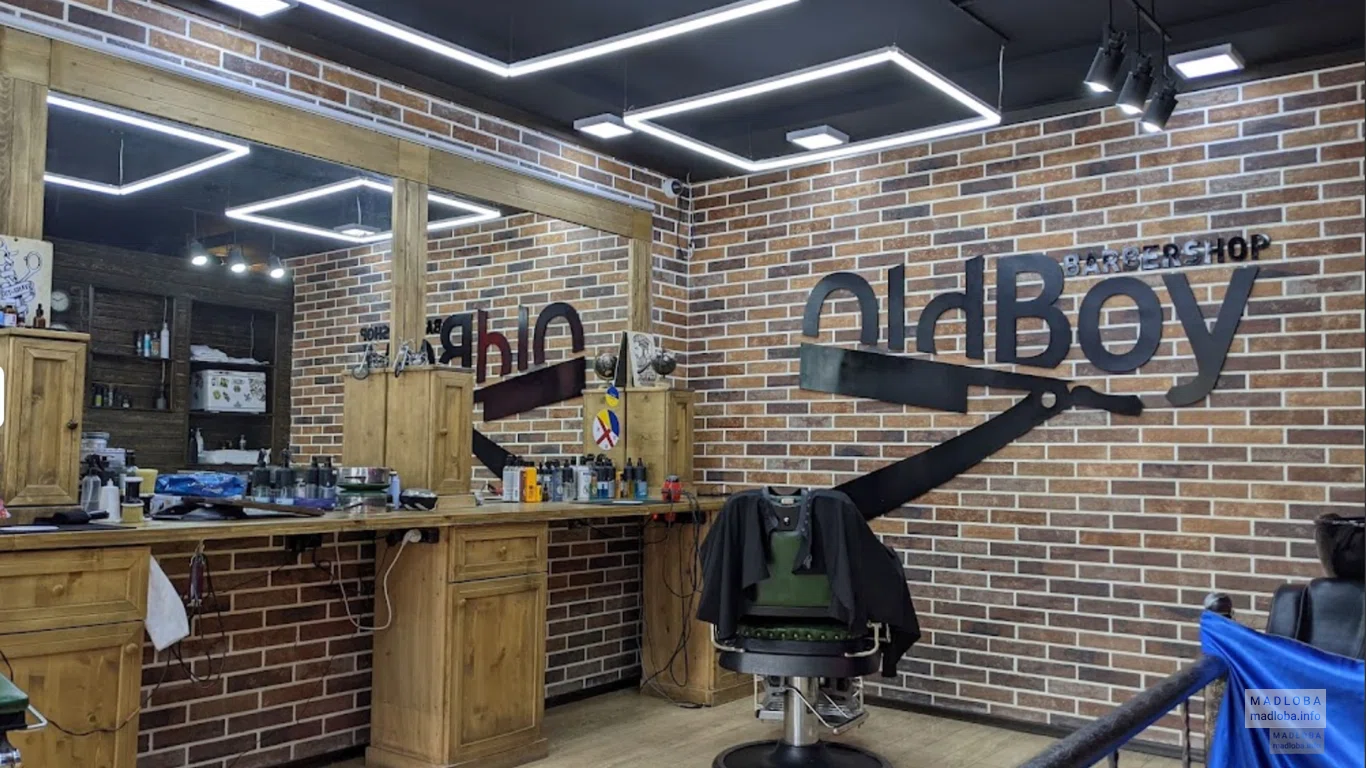 Барбершоп OldBoy интерьер с логотипом на кирпичной стене