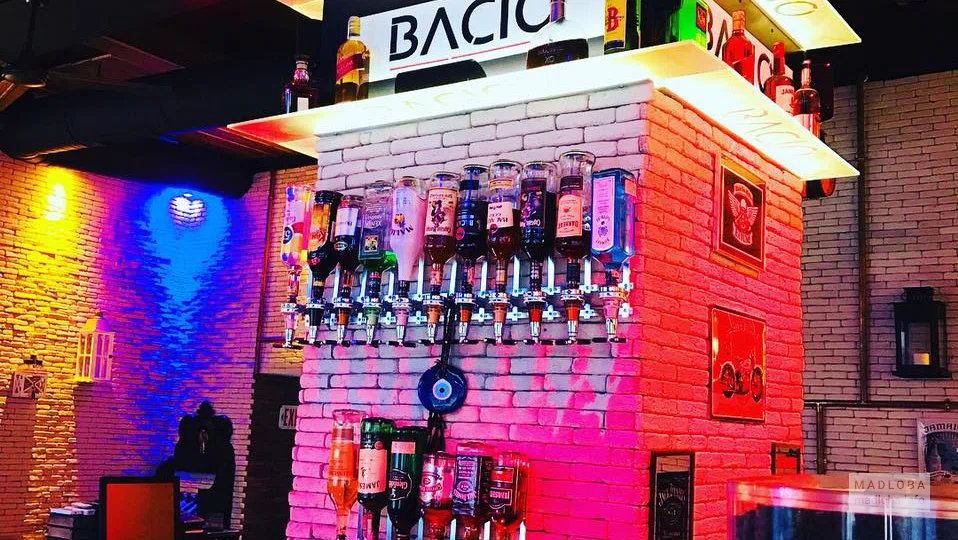 Бутылки за баром Restaurant Bacio