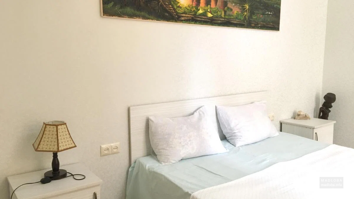 Интерьер спальни в номере отеля "Batumi Summer Hotel"