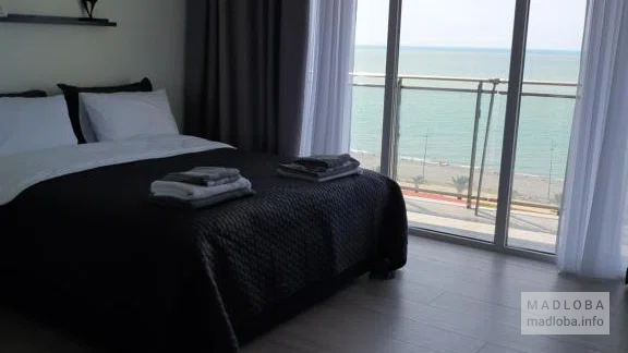 A bedroom in a hotel room