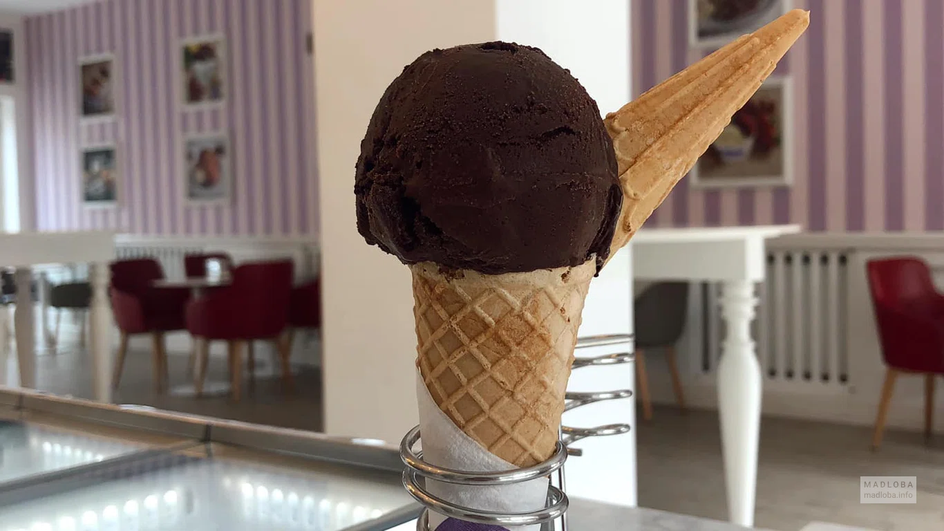 Декор в виде рожка мороженного в Cafe Bellamia