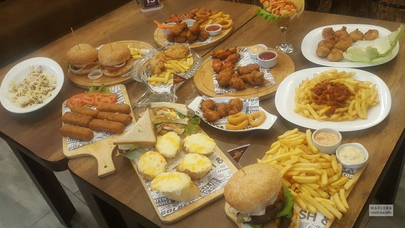 Накрытый блюдами стол в Big Daddy’s Fish N Chips