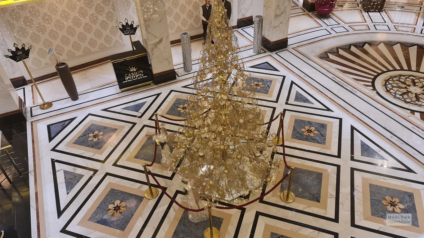 Елочка в холле The Biltmore Hotel Tbilisi
