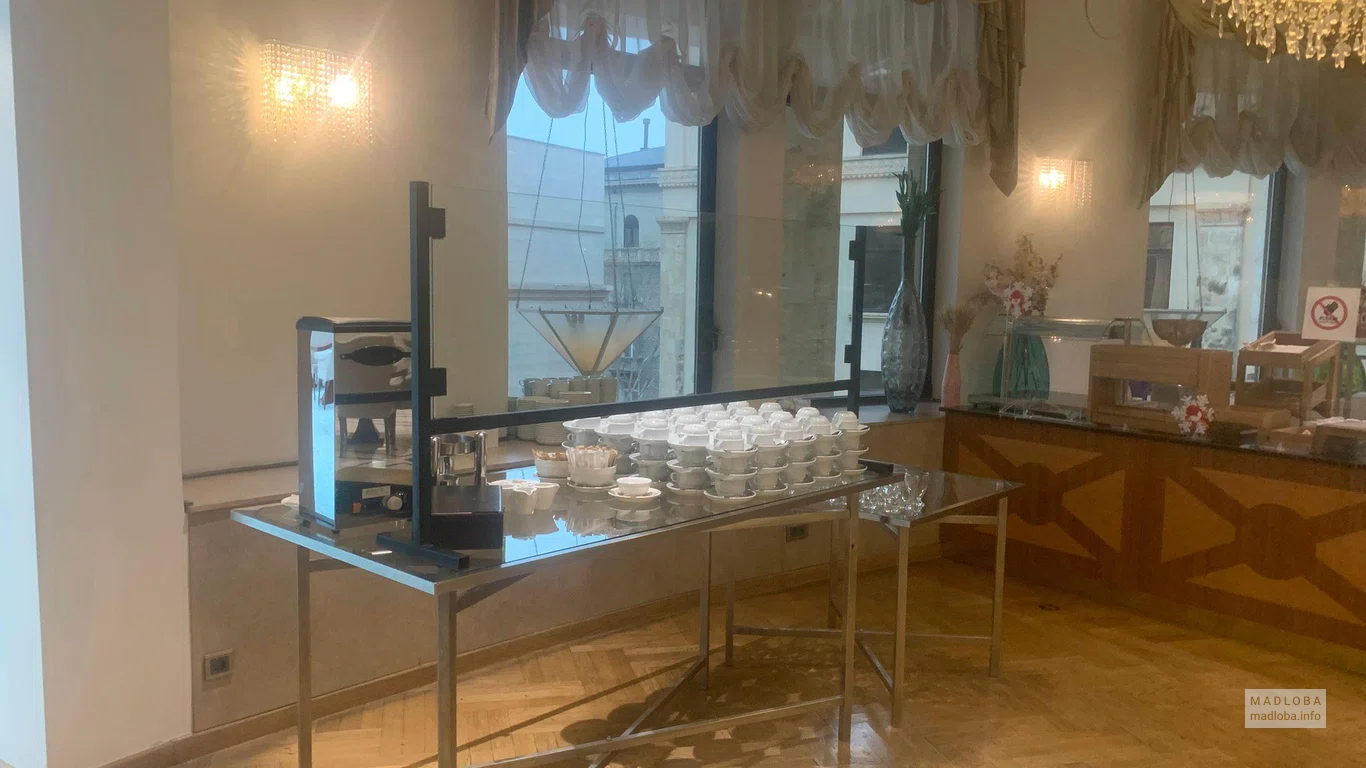 Ресторан с шведским столом в The Biltmore Hotel Tbilisi